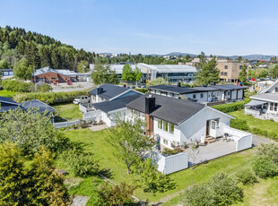 Flott enebolig i kjede med tilbaketrukket & familievennlig beliggenhet. Herlig hage & stor terrasse på 69 kvm! Garasje.