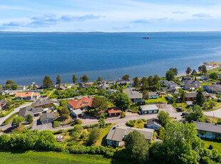 Flott enebolig med stor og fin hage. Svært idyllisk og barnevennlig område med kort vei til strand og fine naturområder.