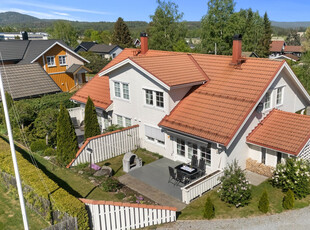 Flott tomannsbolig med 3 soverom | Garsje og carport | To flotte terrasser | Rolig og barnevennlig beliggenhet |