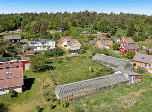 Idyllisk småbruk med vidstrakt utsikt. To boenheter. Båtplass. 2 store drivhus. Flere teiger. Mange muligheter!