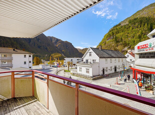 Innholdsrik og pen 3-roms leilighet m/balkong og heis. Umiddelbar nærhet til butikker, spisesteder og togstasjon m.m.