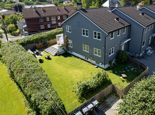 Barnevennlig og tilbaketrukket enderekkehus med skjermet beliggenhet - Hjørnetomt med solrik terrasse og hage - Garasje