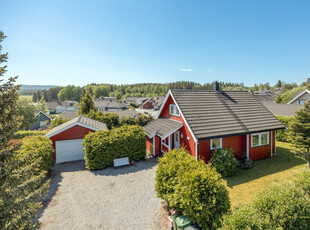 Koselig enebolig med god planløsning. Stor, solrik hage, terrasse fra 2017 og garasje. Rolig, sentralt og barnevennlig.