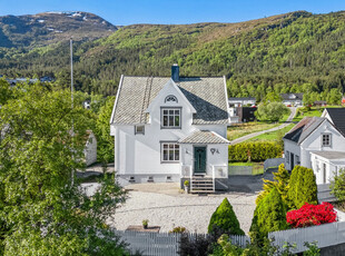 LANGEVÅG - Flott enebolig med rolig og familievennlig beliggenhet | Balkong og terrasse | Pent opparbeidet uteområde