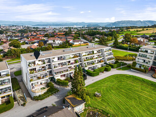 Lys gjennomgående topp- og endeleilighet. To innglassede terrasser og meget gode solforhold. Parkering i lukket anlegg.