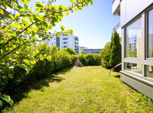 Meget pen 3-roms endeleilighet med stor solrik markterrasse og hagedel - Garasjeplass m/lader - Fyring/varmtvann inkl.