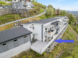 Moderne leilighet med høy standard | 2 soverom | Solrike uteplasser | Carport | Ingen TG 3 |