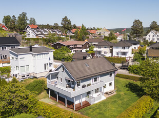 Nordstrand | Enebolig m familiebhg. i u.etg, (gode leieinntekter), stor hage og fint utsyn, vestvendt terrasse. Garasje.