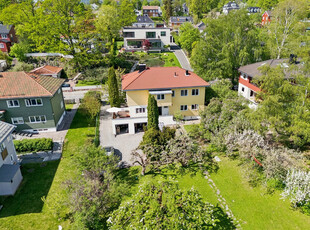 Pent oppusset 1.etg og U.etg i horisontal tomannsbolig (Korsmo-villa) | 4 sov + 1 arb| Veranda | Pent uteareal | Garasje