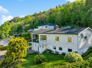 Sjarmerende enebolig med idyllisk og sentral beliggenhet! Flott sjøutsikt, turområder som nabo, garasje og stor hage.