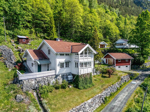 Sjarmerende og innholdsrik enebolig med flott utsikt til Bandak - garasje - uthus