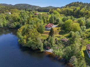 Sjelden mulighet! Lekker, stor enebolig med fantastisk beliggenhet. Strandlinje til Topdalselva. Stor tomt. 2 utleiedele