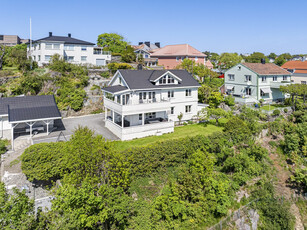 Skytebanen, Arendal - Stor, sentrumsnær enebolig med utleiedel- Endetomt med flott utsikt og mye sol - Garasje, hage og