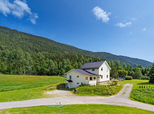 Småbruksidyll på ca. 83 daa m/romslig enebolig, låve, stall, verksted/garasje og stabbur. Kun 25min. til Hønefoss.