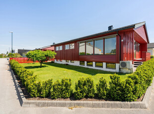 Sola - Flott enebolig med stor hage i barnevennlig området. Nær Sande skole. Carport.