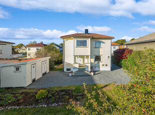 Solrik enebolig, med stor solrik hage | Attraktiv boområde | Sentralt | Barnevennlig | El. bil lader montert 22KW!