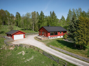 Solrik og koselig eiendom med fint utsyn og liten hagedam. Enebolig med moderniseringsbehov, dobbeltgarasje og uthus.