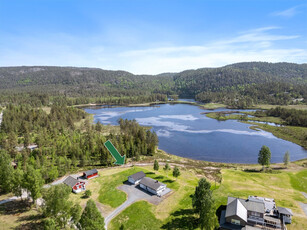 Særdeles lekker eiendom med alt på en flate - Dobbel garasje - Solrikt og vakker utsikt til Lundvann!