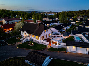 Stor familiebolig med dobbelgarasje, mulige 6 soverom. Flott uteareal med hagestue, basseng og stor terrasse! Solrikt.