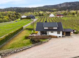 Stor & innholdsrik enebolig med 3 etasjer. Landlig & rolig beliggenhet. Stor veranda & hage. Garasje. Oppussingsobjekt.