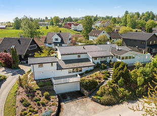 Stor og flott enebolig m/gode solforhold og fin tomt. Barnevennlig område nær skole. Dobbelgarasje. Stort potensiale