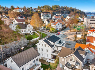 Stor og lys 4-roms selveier i meget sentralt område. To uteplasser, gode solforhold, parkeringsplass og store vinduer.