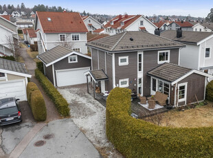 Attraktiv enebolig i blindvei m/skjermet hage, solrik terrasse og garasje m/innredet loft. Nær skole, sjø og turterreng!