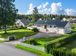 Attraktiv og nydelig eiendom på stor og solrik tomt - Båtplass - Meget barnevennlig - Kort vei til sjø og strand!