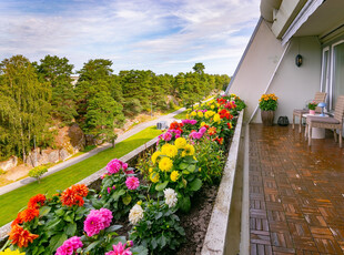 Attraktive Hannestad Terrasse: Pen leilighet med stor & vestvendt terrasse. Garasje & varmt vann inkl.