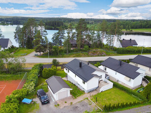 Bo i en solrik enebolig nær badeplass, tennisbane og kollektiv. Lettstelt hage.