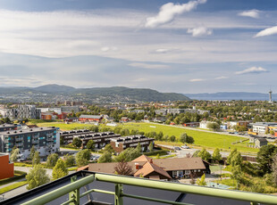 Delikat og romslig 3-roms terrasseleilighet med panoramautsikt. Stor og solrik terrasse. Heis. Garasjeplass.