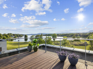 Eksklusiv enebolig i første rekke ved sjøen - Stor takterrasse med sol hele dagen og flott utsikt - 2 garasjeplasser