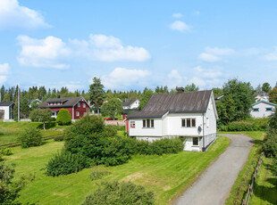 Eldre enebolig med moderniseringsbehov | Romslig tomt med boltreplass | Uthus | Kort vei til skole og barnehage