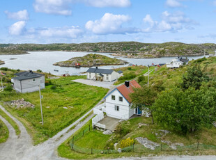 Eldre og sjarmerende enebolig med nyere naust rett nedenfor - Koselig utsyn og stor tomt