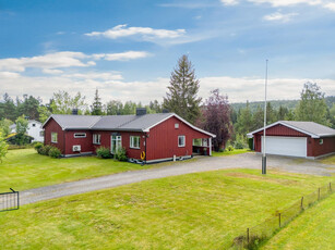 Elverum - Romslig enebolig over ett plan m/ kjeller, beliggende i familievennlige omgivelser ved Glomma. 4 sov. Garasje.