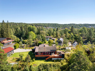 Enebolig beliggende på en høyde med fantastisk utsyn |1950 m2 tomt | Nær kollektiv | Rekreasjonsområde