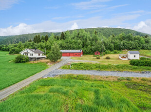 Enebolig i landlige omgivelser på Åsen med romslig tomt på 4 mål, stor garasje/ redskapsbod og 4 soverom.