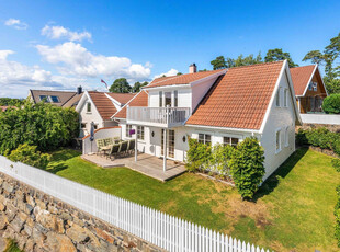 Enebolig i populært barnevennlig område. Solrik og skjermet tomt med terrasse og hage. Garasje