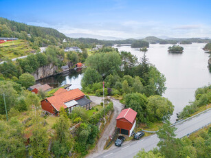 Enebolig med garasje. Solrik eiendom med flott utsikt som grenser til sjø. Kort vei til Sløvåg. Oppgradering må påregnes