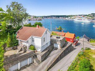 Enebolig på Tromøy vest med panoramautsikt mot Galtesund, byen og byfjorden. Solrikt på stor terrasse