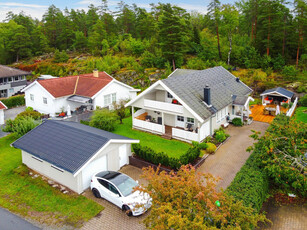 Familievennlig og romslig enebolig . Stor garasje. Flotte utearealer m/bl.a utestue. Barnevennlig i blindvei.