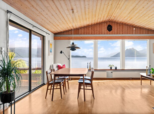 Fantastisk beliggende familiebolig med strandlinje, magisk utsikt og meget gode solforhold! Vakre omgivelser i Hardanger