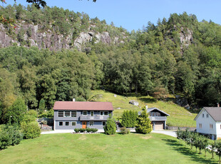 Fister/Årdal - Velholdt og idyllisk gårdsbruk på Åsen på 345 daa med både sauedrift, melkekvote, skog og flere bygninger