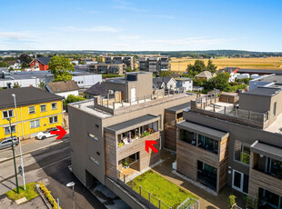 Flott 3-roms hjørneleilighet fra 2022 med solrik balkong, elbillader og carport. Felles takterrasse med utsikt!