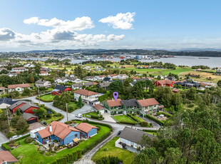 Flott rekkehus over to plan med garasje - Store oppgraderinger i 2019 - Moderne innredet - Barnevennlig område!