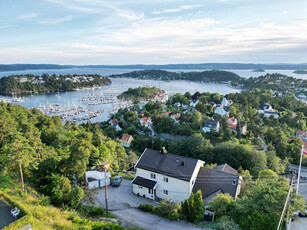 Flott utsiktseiendom|Vakker fjordutsikt|Stort potensial/Utleie| Sol fra morgen til kveld|425 m² BRA|Tomt 2088 m²|Garasje