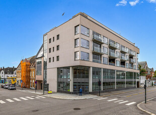 Flytt rett inn i denne flotte leiligheten midt i sentrum -bygget i 2014 - parkeringsplass -heis