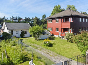 Hel tomannsbolig med stort potensial - Flott og solrik hage - Uthus og garasje - Barneskole rett ved