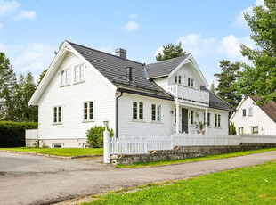 Herskapelig og innholdsrik enebolig | Grønne uteområder med solrik terrasse | Svært sentral beliggenhet | Garasje