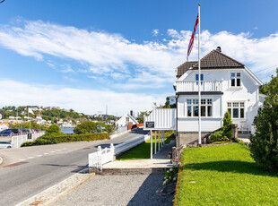 Hisøy - Innholdsrik enebolig på solrik og romslig tomt, godt med parkering, sjøutsikt og gåavstand til sjøen!